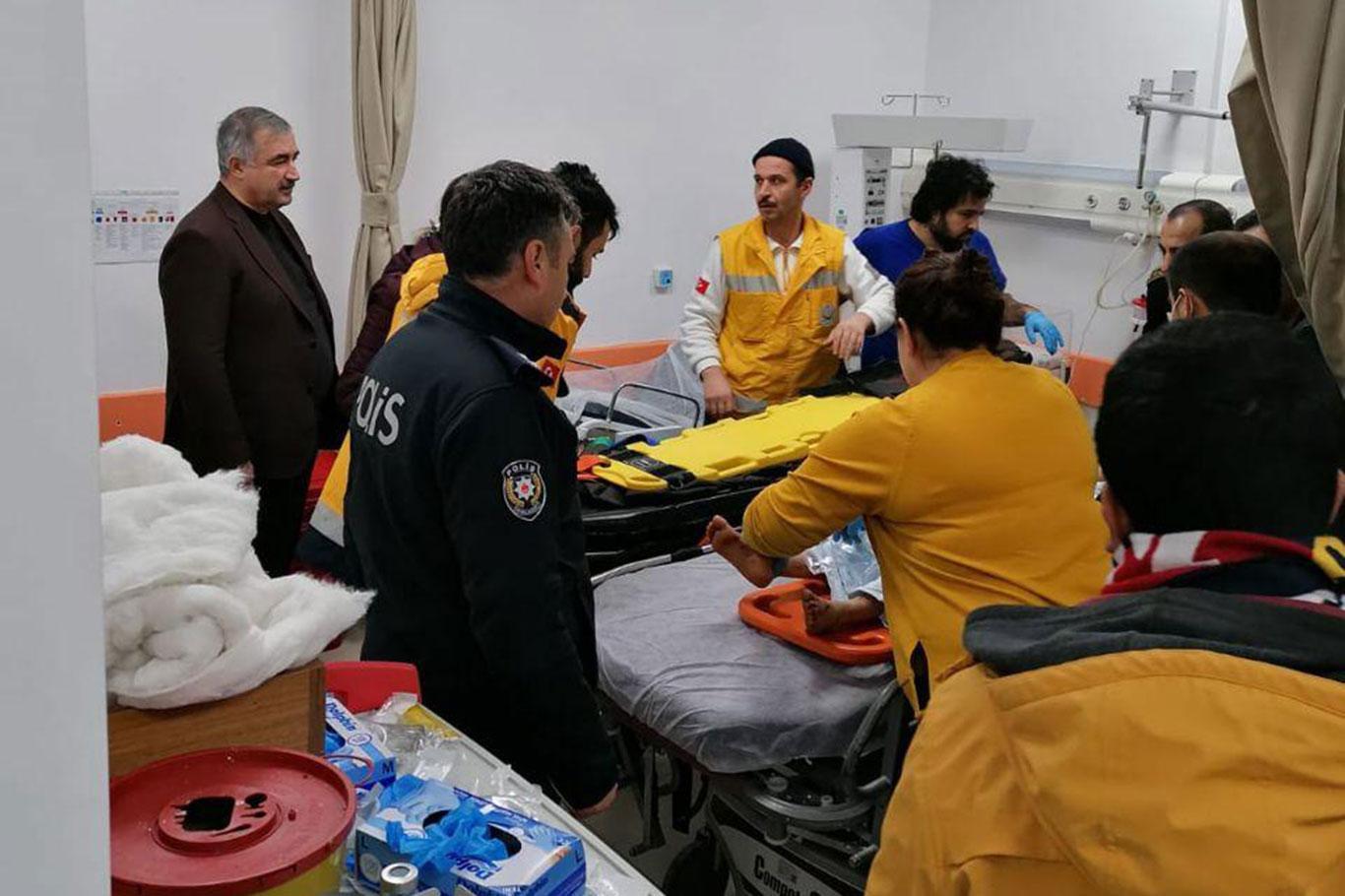 Elâzığ'da enkaz altından birer saat arayla 2 kadın sağ çıkarıldı